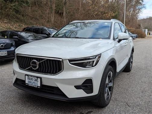 2023 Volvo XC40 B5 Plus Bright Theme