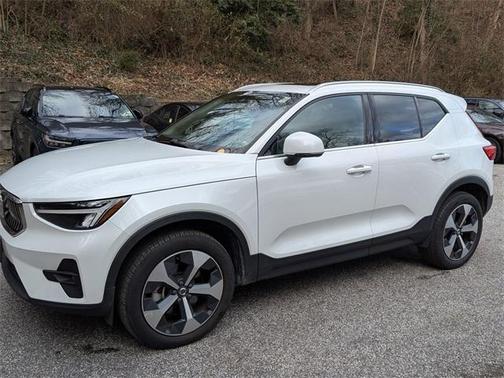 2023 Volvo XC40 B5 Plus Bright Theme