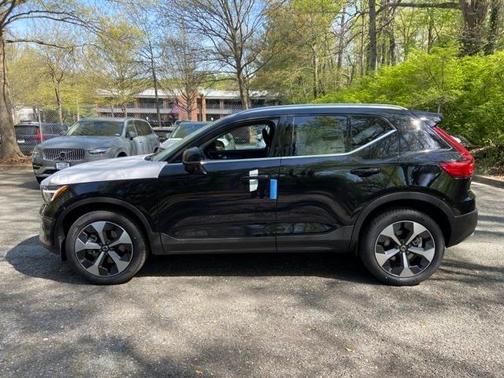 2025 Volvo XC40 B5 Plus Bright Theme