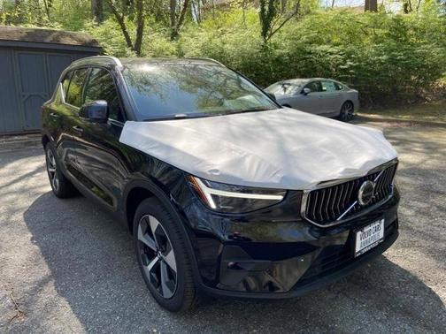 2025 Volvo XC40 B5 Plus Bright Theme
