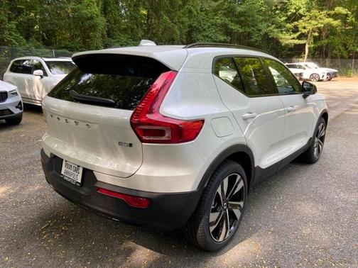 2025 Volvo XC40 B5 Plus Dark Theme