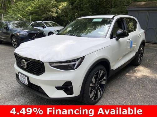 2025 Volvo XC40 B5 Plus Dark Theme