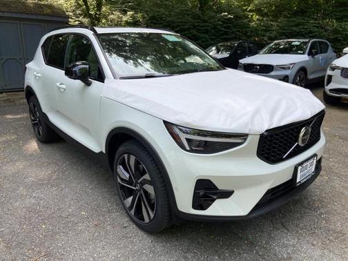 2025 Volvo XC40 B5 Plus Dark Theme