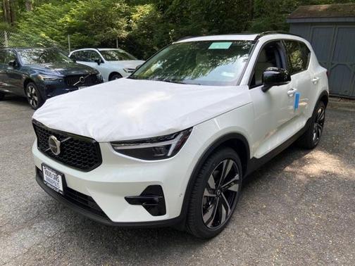 2025 Volvo XC40 B5 Plus Dark Theme