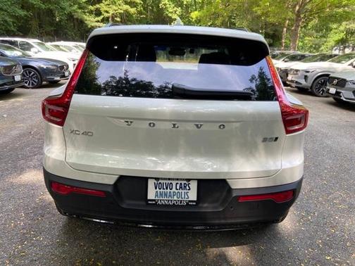 2025 Volvo XC40 B5 Plus Dark Theme