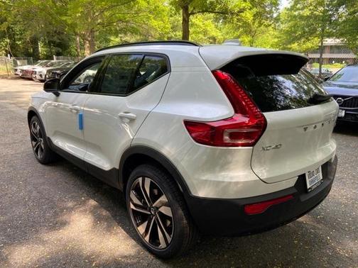 2025 Volvo XC40 B5 Plus Dark Theme