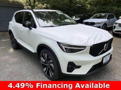 2025 Volvo XC40 B5 Plus Dark Theme