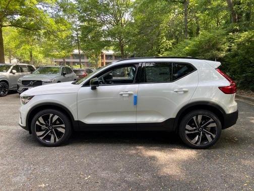 2025 Volvo XC40 B5 Plus Dark Theme