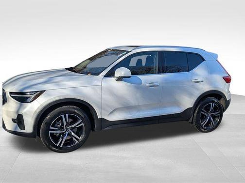2023 Volvo XC40 B5 Plus Bright Theme