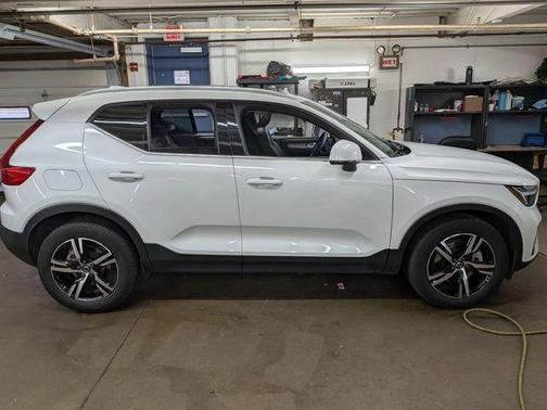 2023 Volvo XC40 B5 Plus Bright Theme