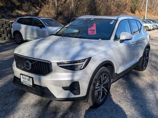 2023 Volvo XC40 B5 Plus Bright Theme