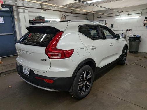 2023 Volvo XC40 B5 Plus Bright Theme