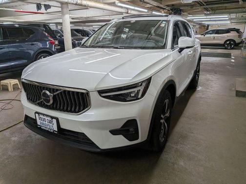 2023 Volvo XC40 B5 Plus Bright Theme