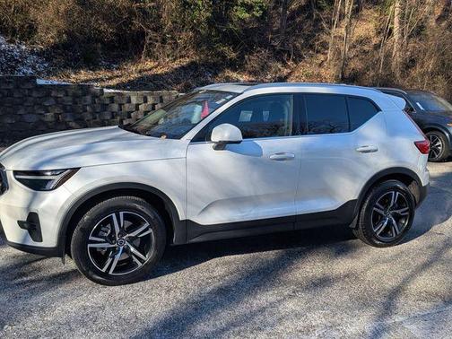 2023 Volvo XC40 B5 Plus Bright Theme