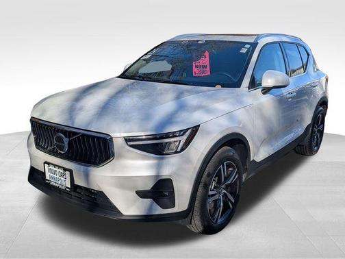 2023 Volvo XC40 B5 Plus Bright Theme