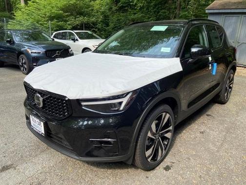 2025 Volvo XC40 B5 Plus Dark Theme