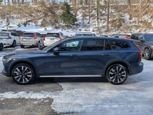 2025 Volvo V60 Cross Country B5 Ultra