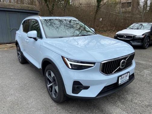 2025 Volvo XC40 B5 Plus Bright Theme