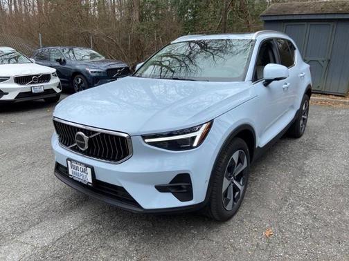 2025 Volvo XC40 B5 Plus Bright Theme