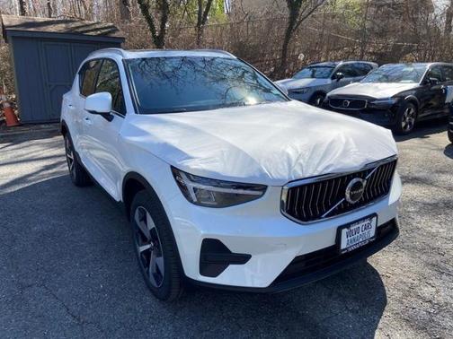 2025 Volvo XC40 B5 Core Bright Theme
