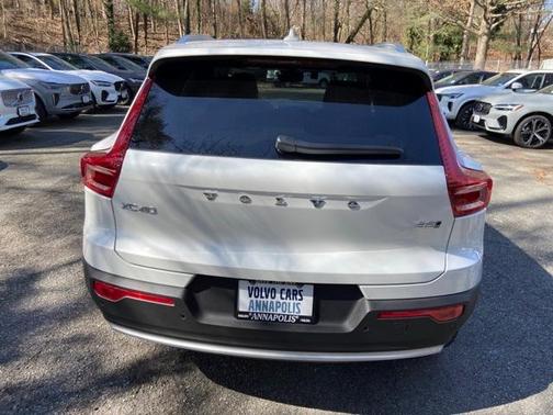 2025 Volvo XC40 B5 Core Bright Theme