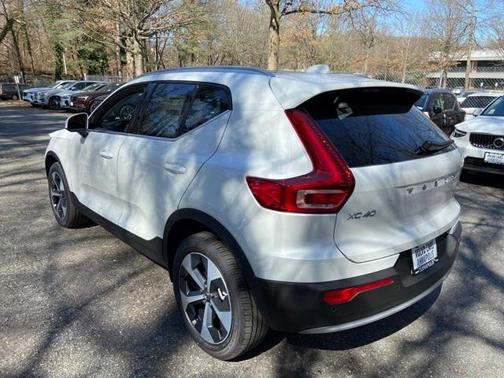 2025 Volvo XC40 B5 Core Bright Theme