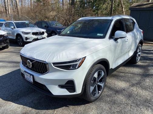 2025 Volvo XC40 B5 Core Bright Theme