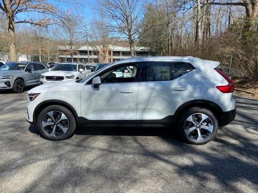 2025 Volvo XC40 B5 Core Bright Theme