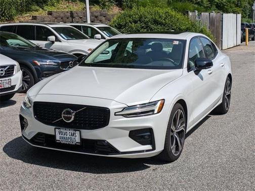 2024 Volvo S60 B5 Plus Dark Theme