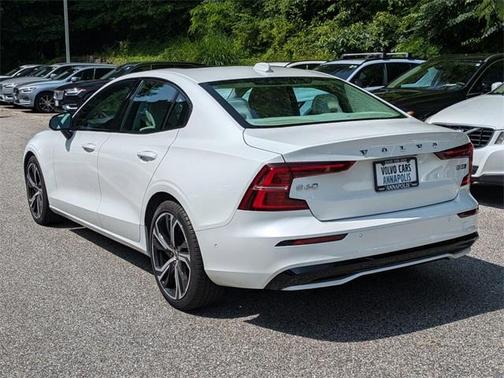 2024 Volvo S60 B5 Plus Dark Theme