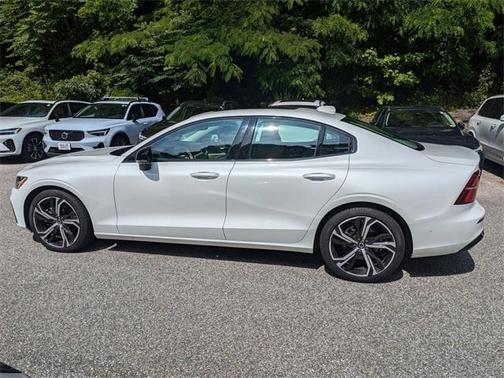 2024 Volvo S60 B5 Plus Dark Theme