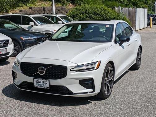 2024 Volvo S60 B5 Plus Dark Theme