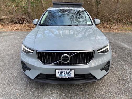 2025 Volvo XC40 B5 Plus Bright Theme