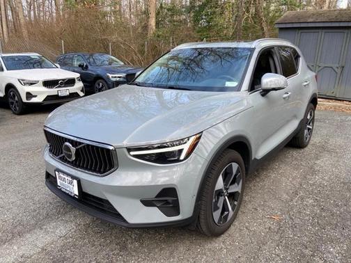 2025 Volvo XC40 B5 Plus Bright Theme