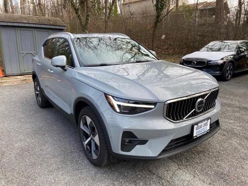 2025 Volvo XC40 B5 Plus Bright Theme