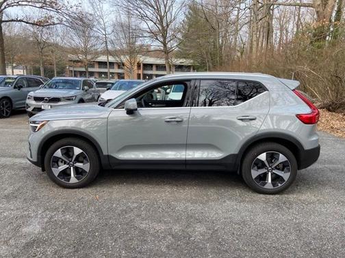 2025 Volvo XC40 B5 Plus Bright Theme