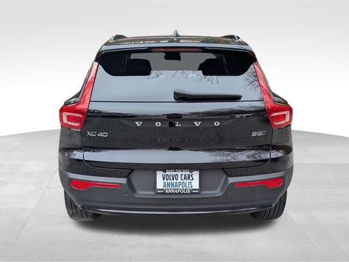 2023 Volvo XC40 B5 Plus Dark Theme