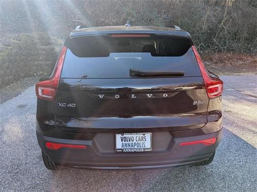 2023 Volvo XC40 B5 Plus Dark Theme