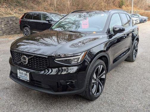 2023 Volvo XC40 B5 Plus Dark Theme