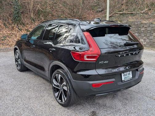 2023 Volvo XC40 B5 Plus Dark Theme