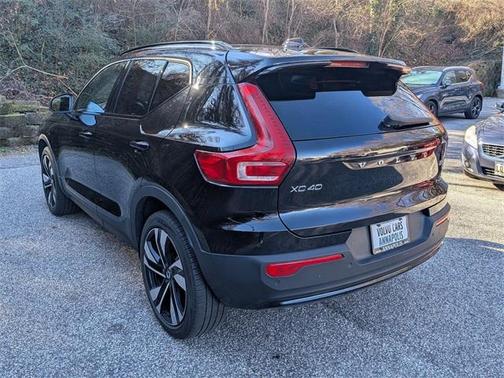 2023 Volvo XC40 B5 Plus Dark Theme