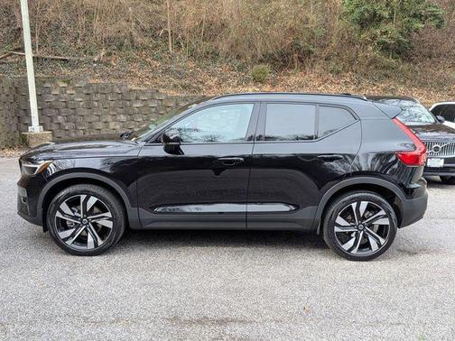 2023 Volvo XC40 B5 Plus Dark Theme