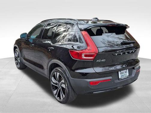 2023 Volvo XC40 B5 Plus Dark Theme