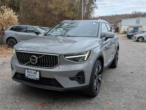 2024 Volvo XC40 B5 Plus Bright Theme