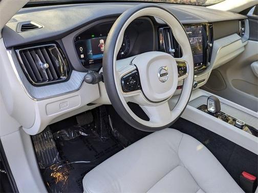 2023 Volvo XC60 B5 Plus Dark Theme