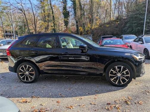 2023 Volvo XC60 B5 Plus Dark Theme