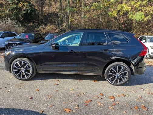 2023 Volvo XC60 B5 Plus Dark Theme
