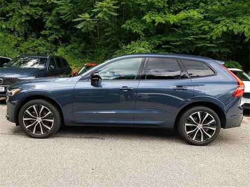 2023 Volvo XC60 B5 Plus Dark Theme