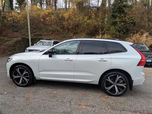 2023 Volvo XC60 B5 Ultimate Dark Theme