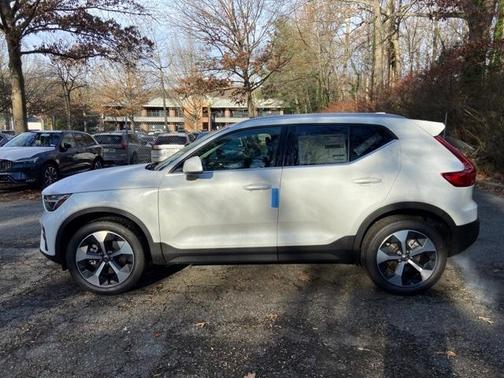 2025 Volvo XC40 B5 Core Bright Theme